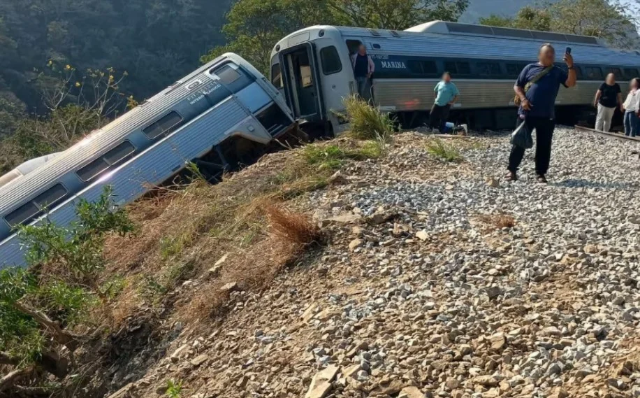 Familias exigen respuestas tras el descarrilamiento del tren en Oaxaca