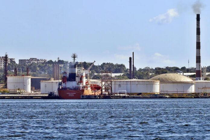 Arriba a Cuba petrolero con cerca de 86.000 barriles de combustible enviados por México.