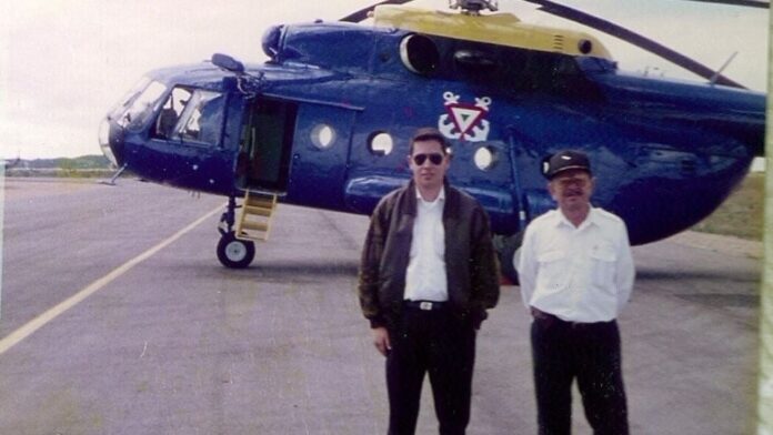 A la derecha, Cliserio Reyes Guerrero, ca. 1996. Redes sociales de Gustavo Toledano @ www.facebook.com/photo?fbid=10227914632556332&set=pcb.2064547770385787