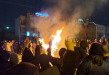 Irán supera los 2500 muertos en protestas pese a presión internacional Iraníes asisten a una protesta contra el gobierno en Teherán, el 9 de enero de 2026. Foto: UGC/AP