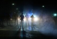 Redadas masivas del ICE en Minneapolis reavivan conflicto federal Agentes federales de inmigración, en el exterior del edificio federal Bishop Whipple tras emplear gases lacrimógenos, el 12 de enero de 2026, en Minneapolis. (AP Foto/Jen Golbeck)