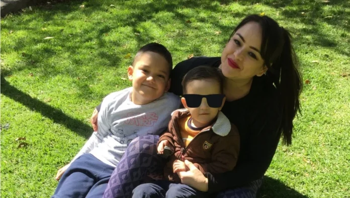 Grisell Balderas Jonguitud con sus dos hijos, Fotografía de su página Mujeres México. (mujeresmexico.org)